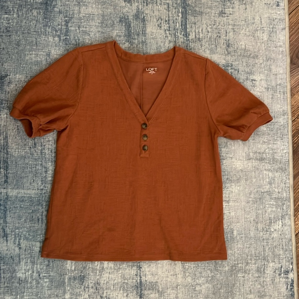 Loft v neck with deceptive buttons m rust